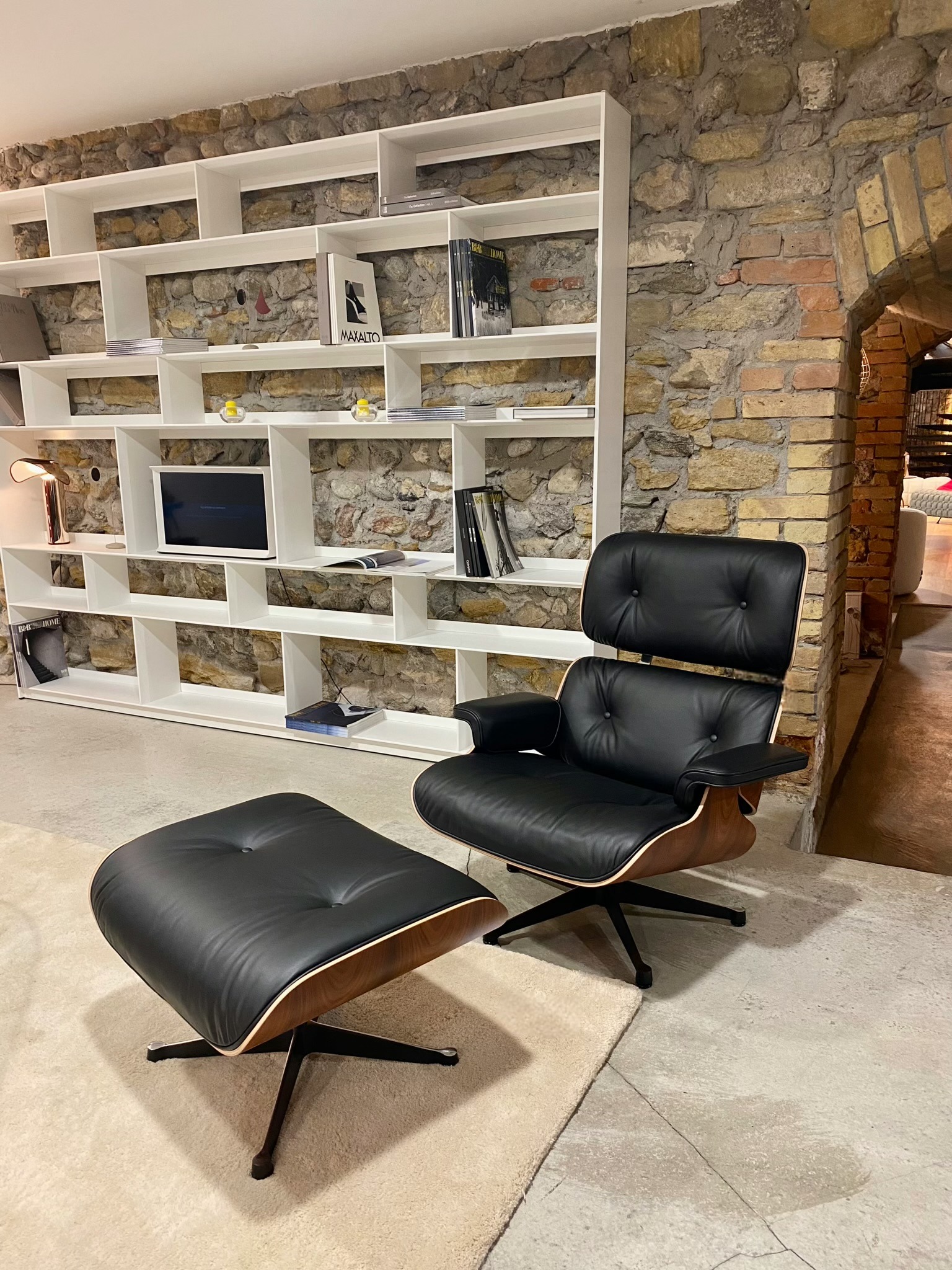 LOUNGE CHAIR